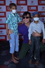Vivek Oberoi at Big Cinemas Wadala with children from Cancer Patients Aid Association at a spl screening of Krrish 3 in Wadala, Mumbai on 2nd Nov 2013 (61)_527539cb1b500.JPG