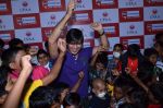 Vivek Oberoi at Big Cinemas Wadala with children from Cancer Patients Aid Association at a spl screening of Krrish 3 in Wadala, Mumbai on 2nd Nov 2013 (71)_527539ce77ff5.JPG