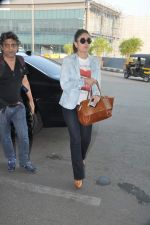 Kareena Kapoor leave for Dubai on 7th Nov 2013 (24)_527ca11330b5d.JPG