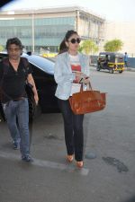 Kareena Kapoor leave for Dubai on 7th Nov 2013 (25)_527ca11387fe8.JPG