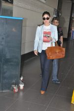 Kareena Kapoor leave for Dubai on 7th Nov 2013 (30)_527ca11549583.JPG