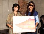 shilpa shetty gifted painting by teenage artist on 7th Nov 2013 (3)_527c518982b0c.JPG