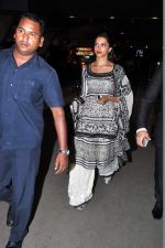 Deepika Padukone snapped at the airport in Mumbai on 9th Nov 2013 (50)_527ef68b0b24e.JPG