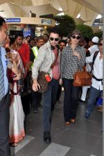 Kareena Kapoor, Imran Khan snapped at the airport in Mumbai on 9th Nov 2013 (29)_527ef711797bf.JPG