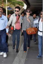 Kareena Kapoor, Imran Khan snapped at the airport in Mumbai on 9th Nov 2013 (33)_527ef7124ef76.JPG