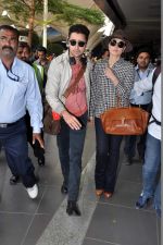 Kareena Kapoor, Imran Khan snapped at the airport in Mumbai on 9th Nov 2013 (35)_527ef712b060d.JPG