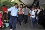 Kareena Kapoor, Imran Khan snapped at the airport in Mumbai on 9th Nov 2013 (37)_527ef6f0dbc99.JPG