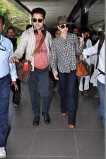 Kareena Kapoor, Imran Khan snapped at the airport in Mumbai on 9th Nov 2013 (42)_527ef713e2bd7.JPG
