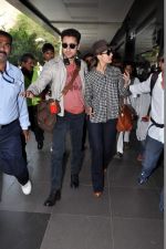 Kareena Kapoor, Imran Khan snapped at the airport in Mumbai on 9th Nov 2013 (44)_527ef71447afb.JPG