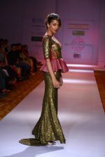 Mugdha Godse walks for Nitya Bajaj Show at ABIL Pune Fashion Week on 9th Nov 2013 (5)_527ef9614e4ea.JPG
