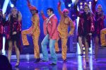 Salman Khan on the sets of Bigg Boss 7 in Mumbai on 9th Nov 2013 (107)_527ef7b632915.JPG