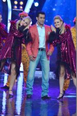 Salman Khan on the sets of Bigg Boss 7 in Mumbai on 9th Nov 2013 (116)_527ef7b928ace.JPG