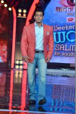 Salman Khan on the sets of Bigg Boss 7 in Mumbai on 9th Nov 2013 (121)_527ef7bae5d6d.JPG
