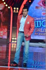 Salman Khan on the sets of Bigg Boss 7 in Mumbai on 9th Nov 2013 (123)_527ef7bba3daf.JPG