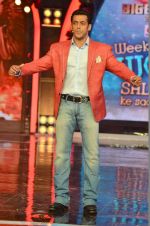 Salman Khan on the sets of Bigg Boss 7 in Mumbai on 9th Nov 2013 (130)_527ef7bdd0f70.JPG