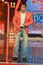 Salman Khan on the sets of Bigg Boss 7 in Mumbai on 9th Nov 2013 (131)_527ef7be3d717.JPG