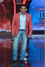 Salman Khan on the sets of Bigg Boss 7 in Mumbai on 9th Nov 2013 (134)_527ef7bf52274.JPG