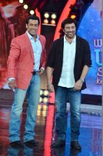 Sunny Deol, Salman Khan on the sets of Bigg Boss 7 in Mumbai on 9th Nov 2013 (42)_527ef7c11069c.JPG