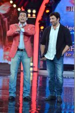 Sunny Deol, Salman Khan on the sets of Bigg Boss 7 in Mumbai on 9th Nov 2013 (48)_527ef7c226a8f.JPG