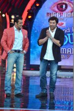 Sunny Deol, Salman Khan on the sets of Bigg Boss 7 in Mumbai on 9th Nov 2013 (50)_527ef7c2879e6.JPG