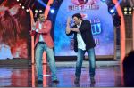 Sunny Deol, Salman Khan on the sets of Bigg Boss 7 in Mumbai on 9th Nov 2013 (72)_527ef7c61ef3c.JPG