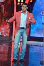 Sunny Deol, Salman Khan on the sets of Bigg Boss 7 in Mumbai on 9th Nov 2013 (77)_527ef7c7347e1.JPG