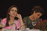 Priyanka Chopra and Nita Ambani at Conference on Reaching the Health Millennium Development Goals in Trident, Mumbai on 13th Nov 2013 (3)_52851af1e582c.JPG
