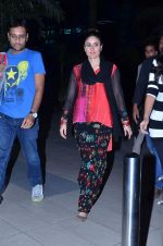 Kareena Kapoor snapped at airport in Mumbai on 15th Nov 2013 (29)_52870a797fb14.JPG