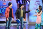 Imran Khan, Kareena Kapoor, Salman Khan promotes Gori Tere Pyaar Mein on the sets of Bigg Boss 7 on 16th Nov 2013 (11)_5288b02f682cb.JPG