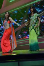Shilpa Shetty, Kareena Kapoor  on the sets of Nach Baliye 6 in Mumbai on 19th Nov 2013 (70)_528ca5a9eac4f.JPG