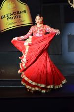 Model walk for Suneet Varma Show at BLENDERS PRIDE FASHION TOUR 2013 Day 1 in Mumbai on 23rd Nov 2013 (166)_5291f985990de.JPG
