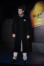 Arjun Kapoor walk for JJ Valaya Show at BLENDERS PRIDE FASHION TOUR 2013 Day 2 in Mumbai on 24th Nov 2013 (24)_5293338c4f27c.JPG