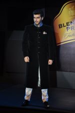 Arjun Kapoor walk for JJ Valaya Show at BLENDERS PRIDE FASHION TOUR 2013 Day 2 in Mumbai on 24th Nov 2013 (25)_5293338ab472f.JPG