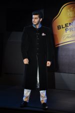 Arjun Kapoor walk for JJ Valaya Show at BLENDERS PRIDE FASHION TOUR 2013 Day 2 in Mumbai on 24th Nov 2013 (29)_529333865a9bb.JPG