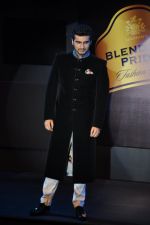 Arjun Kapoor walk for JJ Valaya Show at BLENDERS PRIDE FASHION TOUR 2013 Day 2 in Mumbai on 24th Nov 2013 (33)_5293338304be4.JPG