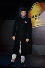 Arjun Kapoor walk for JJ Valaya Show at BLENDERS PRIDE FASHION TOUR 2013 Day 2 in Mumbai on 24th Nov 2013 (34)_529333823faa4.JPG