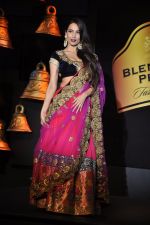 Malaika Arora Khan walk for Vikram Phadnis Show at BLENDERS PRIDE FASHION TOUR 2013 Day 2 in Mumbai on 24th Nov 2013 (38)_529333f42a2a0.JPG