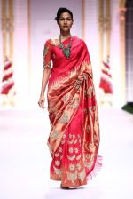 Model walk the ramp for Pallavi Jaikishan showcase on day 2 of bridal week in Mumbai on 30th Nov 2013 (106)_529afd6225bce.JPG
