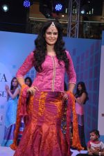 Mona Singh walk the ramp at the launch of Tangerine Home Couture in Mumbai on 30th Nov 2013 (27)_529afdd4f0d02.JPG