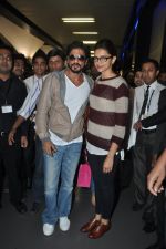 Shahrukh Khan and Deepika Padukone return from Dubai AAA concert in Mumbai on 2nd Dec 2013 (3)_529d6f949d45a.JPG
