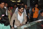 Shahrukh Khan return from Dubai AAA concert in Mumbai on 2nd Dec 2013 (11)_529d6f8fe4469.JPG