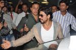 Shahrukh Khan return from Dubai AAA concert in Mumbai on 2nd Dec 2013 (13)_529d6f8ef0174.JPG