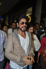 Shahrukh Khan return from Dubai AAA concert in Mumbai on 2nd Dec 2013 (16)_529d6fa04d09a.JPG