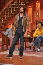 Shahid Kapoor on the sets of Comedy Nights with Kapil in Mumbai on 4th Dec 2013 (14)_52a01debb1b5c.JPG