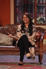 Sonakshi Sinha on the sets of Comedy Nights with Kapil in Mumbai on 4th Dec 2013 (12)_52a01e1fcd13b.JPG
