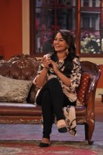 Sonakshi Sinha on the sets of Comedy Nights with Kapil in Mumbai on 4th Dec 2013 (13)_52a01e2053dec.JPG