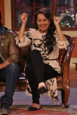 Sonakshi Sinha on the sets of Comedy Nights with Kapil in Mumbai on 4th Dec 2013 (130)_52a01e24ad3fa.JPG