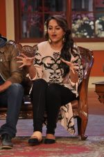 Sonakshi Sinha on the sets of Comedy Nights with Kapil in Mumbai on 4th Dec 2013 (132)_52a01e259e919.JPG