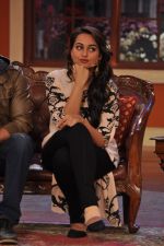 Sonakshi Sinha on the sets of Comedy Nights with Kapil in Mumbai on 4th Dec 2013 (133)_52a01e262b34b.JPG