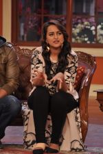 Sonakshi Sinha on the sets of Comedy Nights with Kapil in Mumbai on 4th Dec 2013 (136)_52a01e2a4452a.JPG